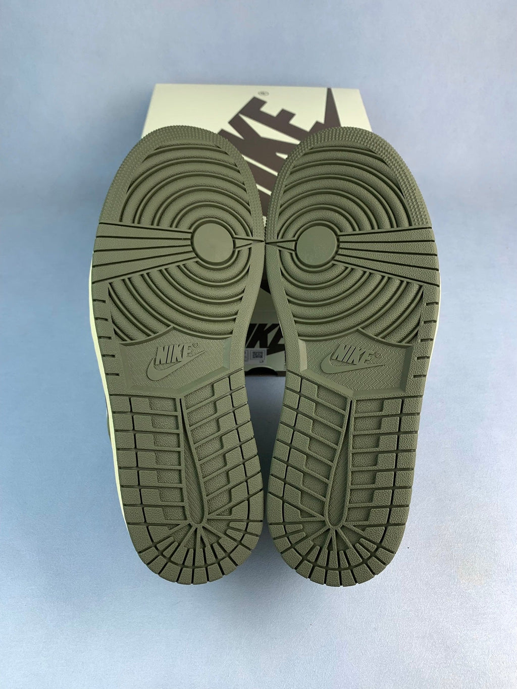 Air Jordan 1 Low x Travis Scott Medium Olive 9.0 Unisex Sneakers DM7866-200